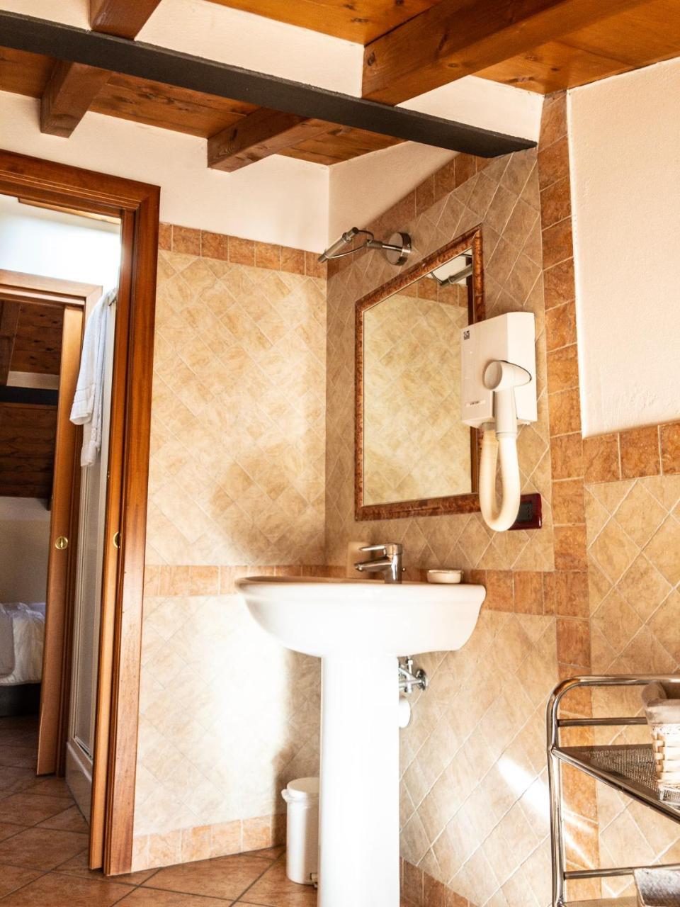 Le Finestre Su Borghetto Hotel Валеджо сул Минчио Екстериор снимка